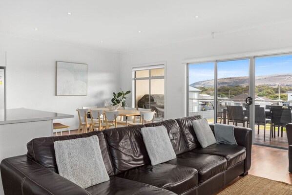 Téléviseur, table de ping-pong