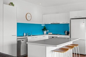 Réfrigérateur, four à micro-ondes, un four, surface de cuisson