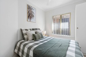 مكواة/لوح كي وسرير سفر وواي فاي وملاءات أسرّة