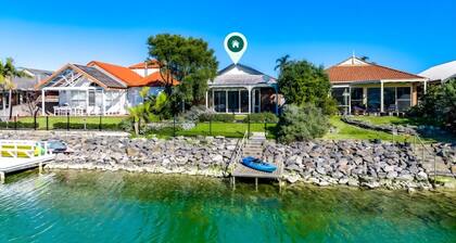 The Water House—Lakeside Serenity & Modern Comfort