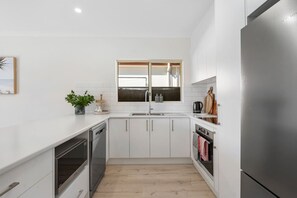 ثلاجة، ميكروويف، فرن، موقد طهي مسطح