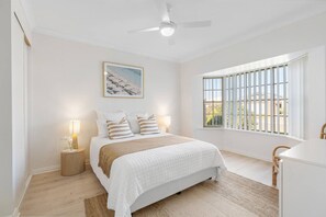 Een strijkplank/strijkijzer, reisbedje, wifi, beddengoed