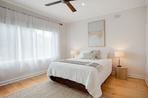 3 bedrooms, desk, iron/ironing board, travel crib - Bayhaven—Breezy Family Getaway by Horseshoe Bay (Port Elliot)