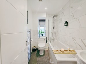 Haartrockner, Handtücher, Seife, Toilettenpapier