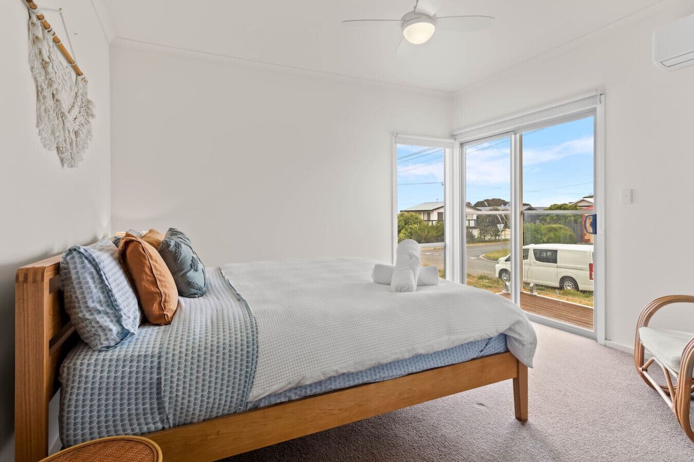 مكواة/لوح كي وسرير سفر وواي فاي مجا نًا وملاءات أسرّة