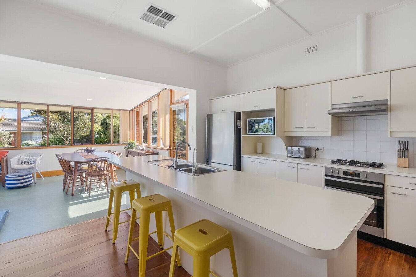 ثلاجة، ميكروويف، فرن، موقد طهي مسطح