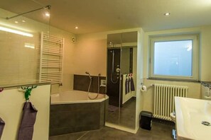 Douche, serviettes fournies, papier toilette