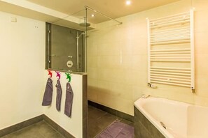 Douche, serviettes fournies, papier de toilette