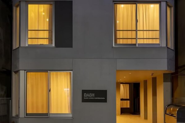 L’entrée d’un hôtel, avec une enseigne indiquant « DASH » et une architecture moderne.
