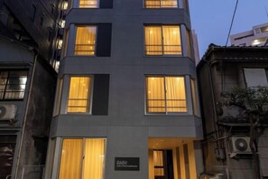 A multi-story building with a sign that reads 'DAIHATSU HOTEL'. - Dash Living Kagurazaka (Tokyo)