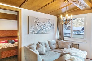 TV - Schneetalalm '19' with Mountain Views, Private Balcony and Wi-Fi (Nesselwängle)