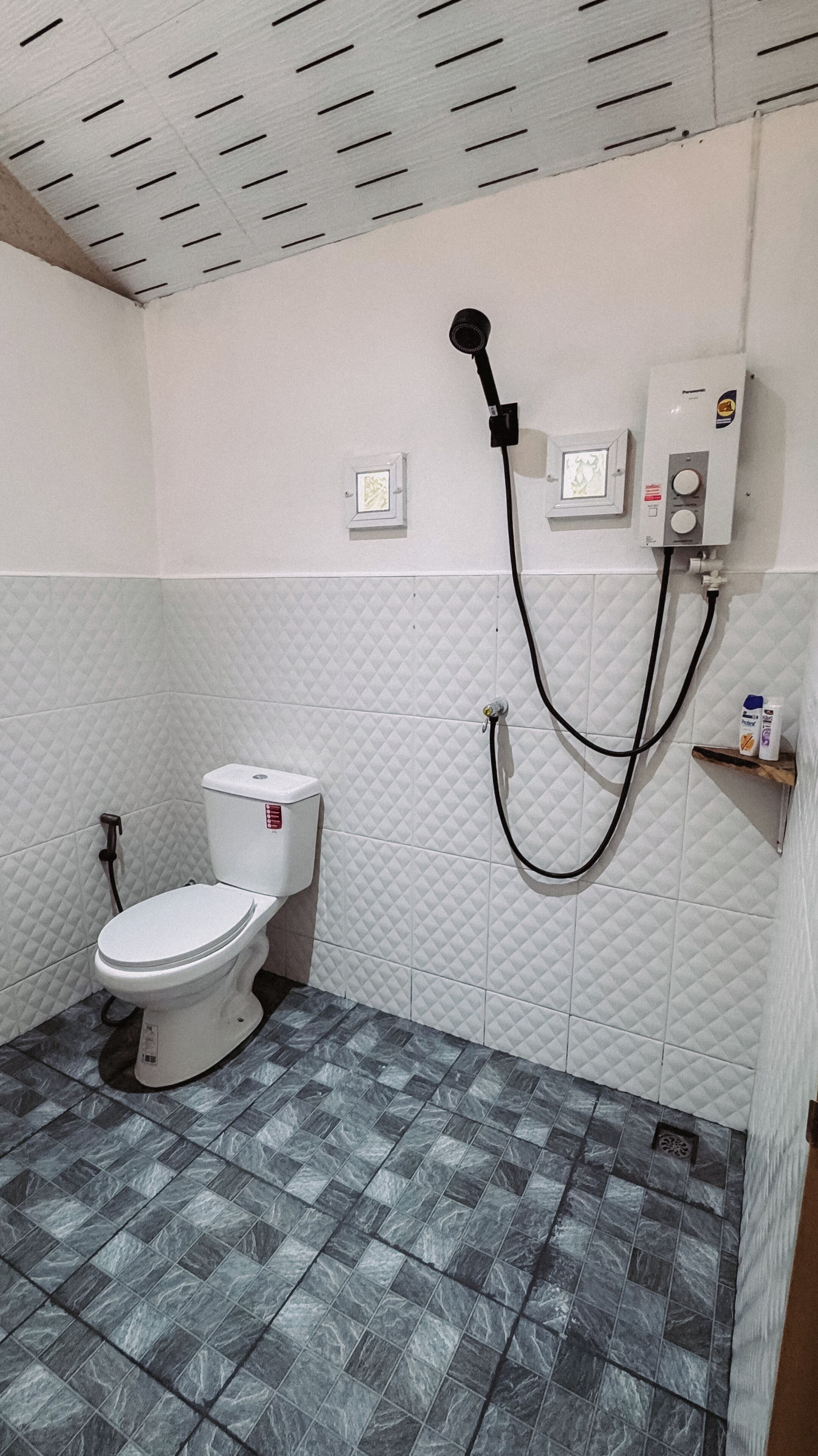 Dusj, hårføner, håndklær og såpe