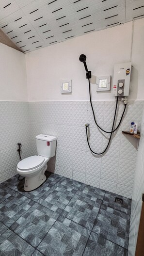 Ducha, secador de pelo, toallas, jabón