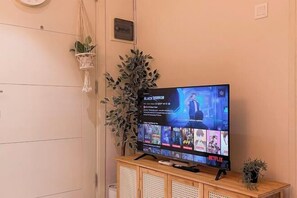 Room - Madison Park Apartments by HostJess (West Jakarta)