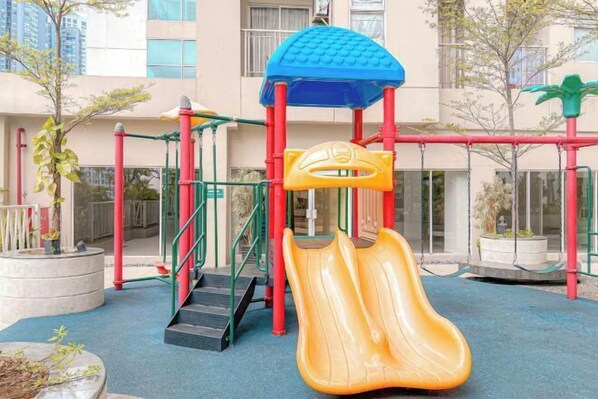 Children's area - Madison Park Apartments by HostJess (West Jakarta)
