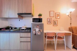 Private kitchen - Madison Park Apartments by HostJess (West Jakarta)
