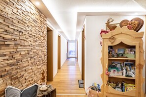 Interior - Room '11' with Mountain View, Shared Terrace and Wi-Fi (Nesselwängle)