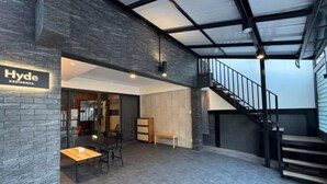 Een modern interieur met een trap, een eethoek en een bordje met de tekst 'Hyde Residences'.
