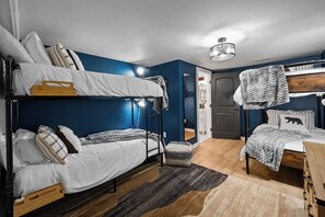 6 bedrooms, travel crib, free WiFi, bed sheets