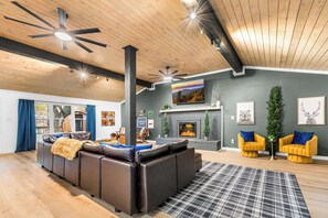 Téléviseur connecté, foyer, table de baby-foot, table de ping-pong