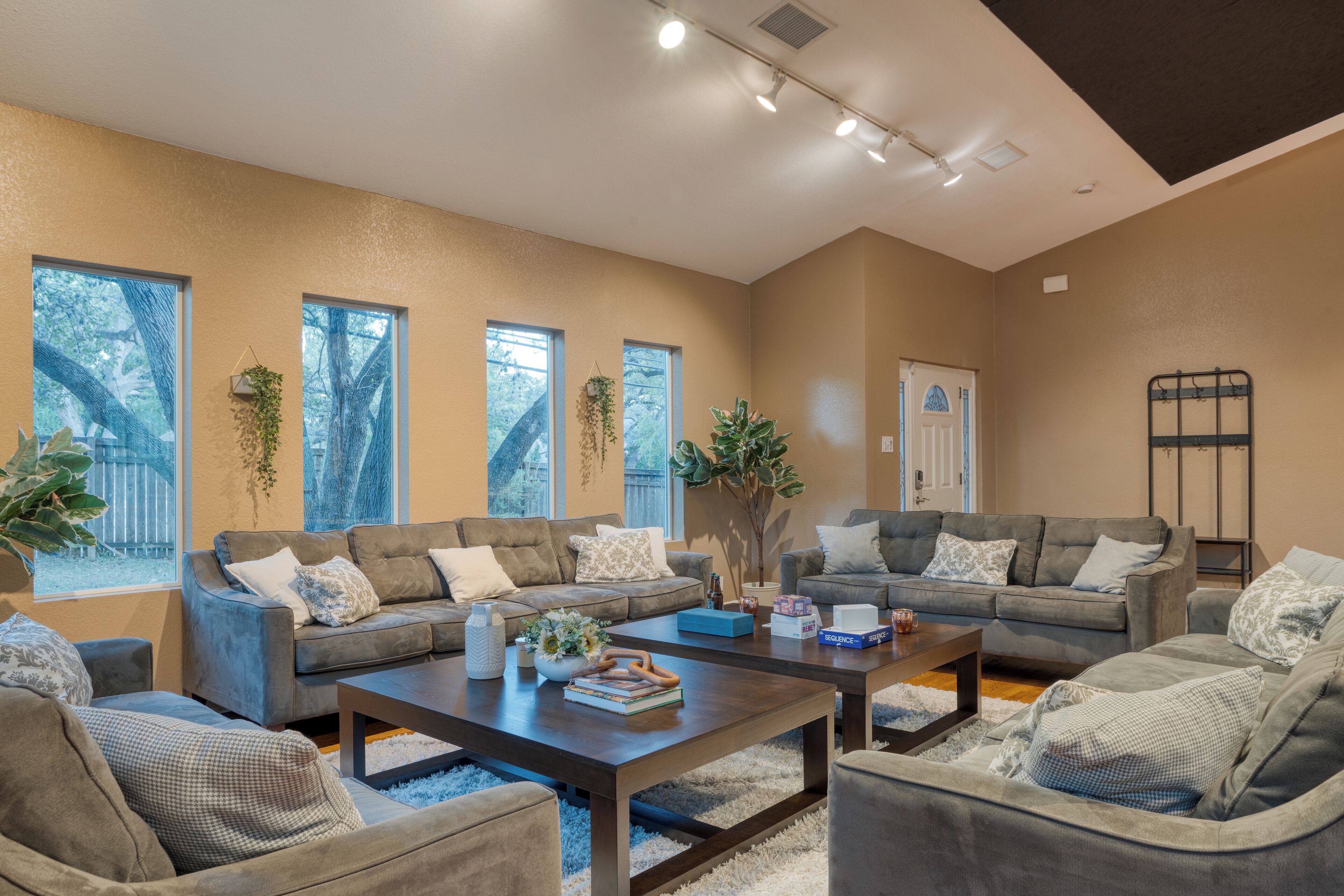 Smart-tv, een open haard, videospelletjes en tafelvoetbal