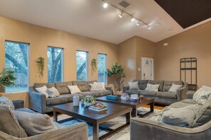 Smart TV, chimenea, videojuegos y futbolito 