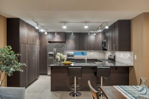 冰箱、微波炉、烤箱、炉灶