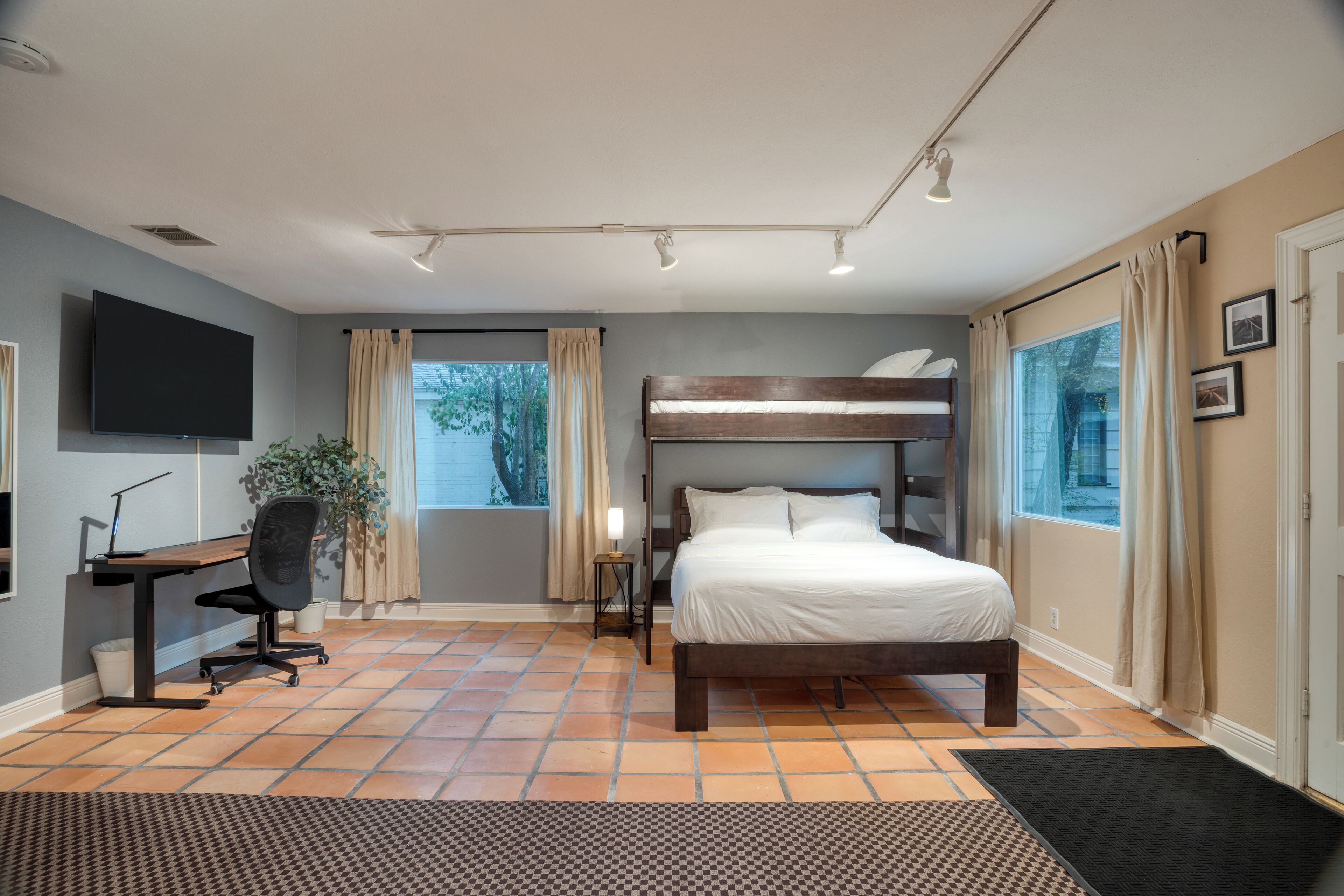 5 slaapkamers, een strijkplank/strijkijzer, gratis wifi, beddengoed