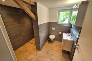 Douche, serviettes fournies, papier de toilette