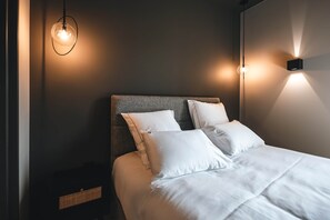 Cofres nos quartos, ferros/tábuas de passar roupa, Wi-Fi, roupa de cama