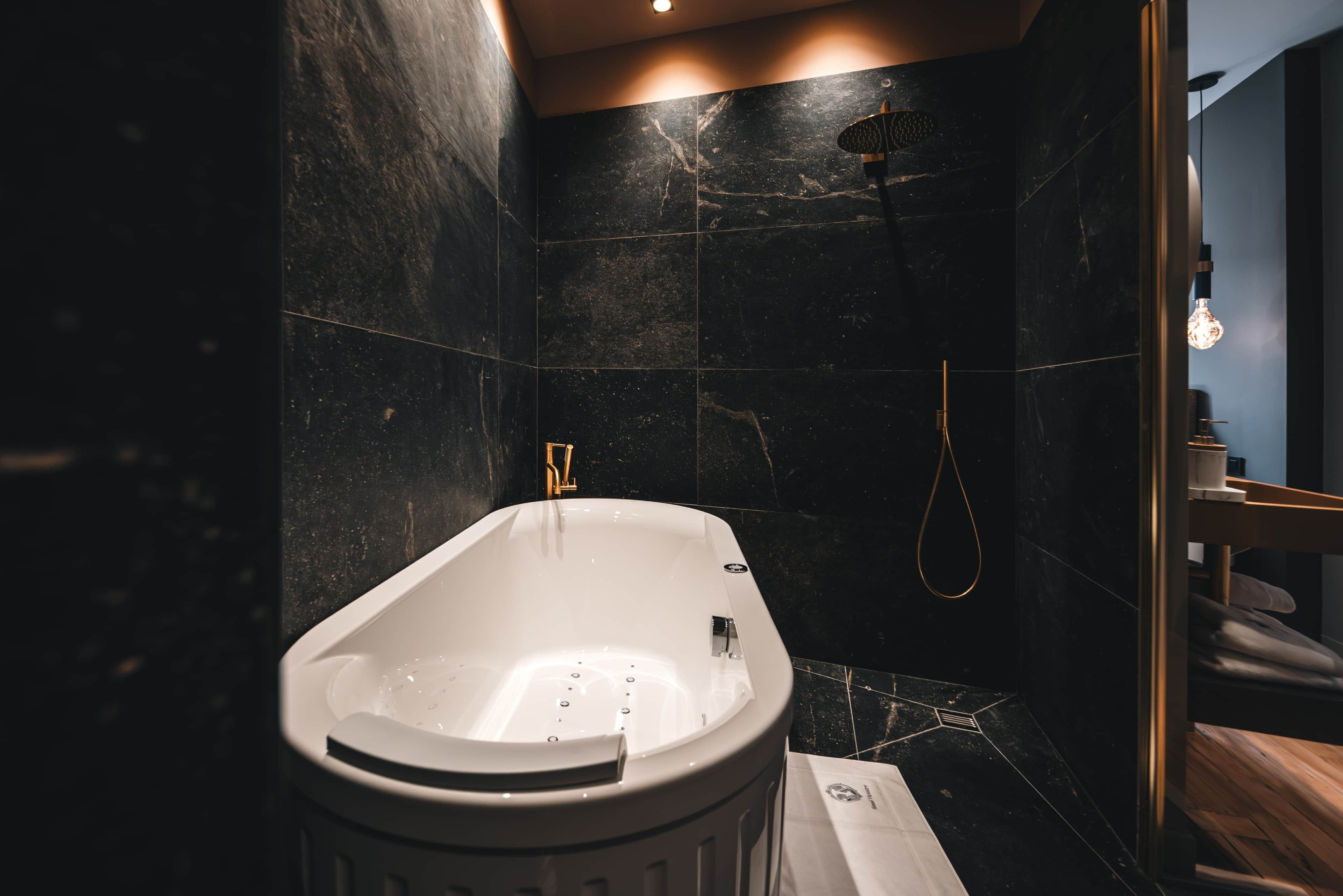 Sèche-cheveux, serviettes fournies