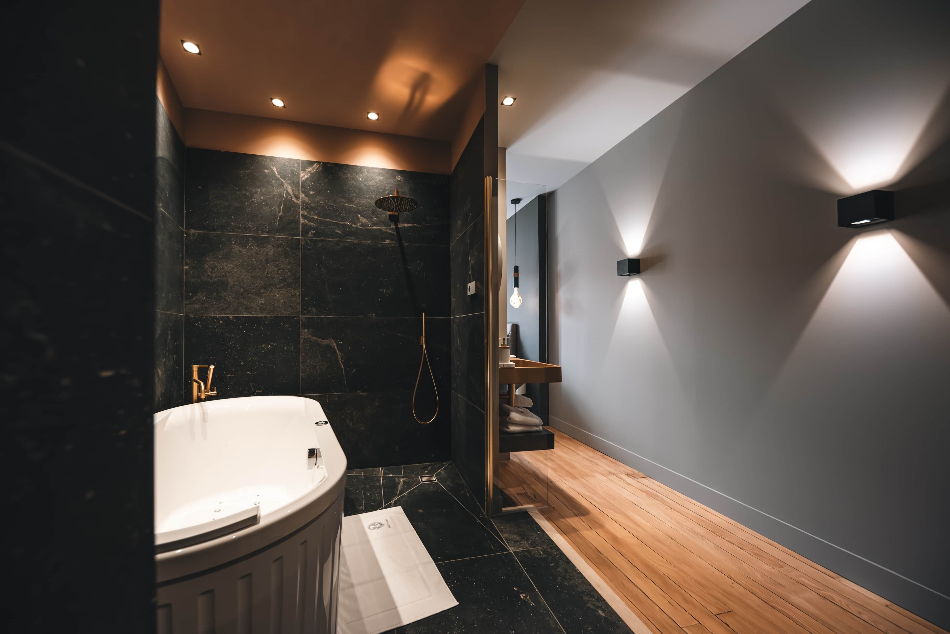 Een haardroger, handdoeken