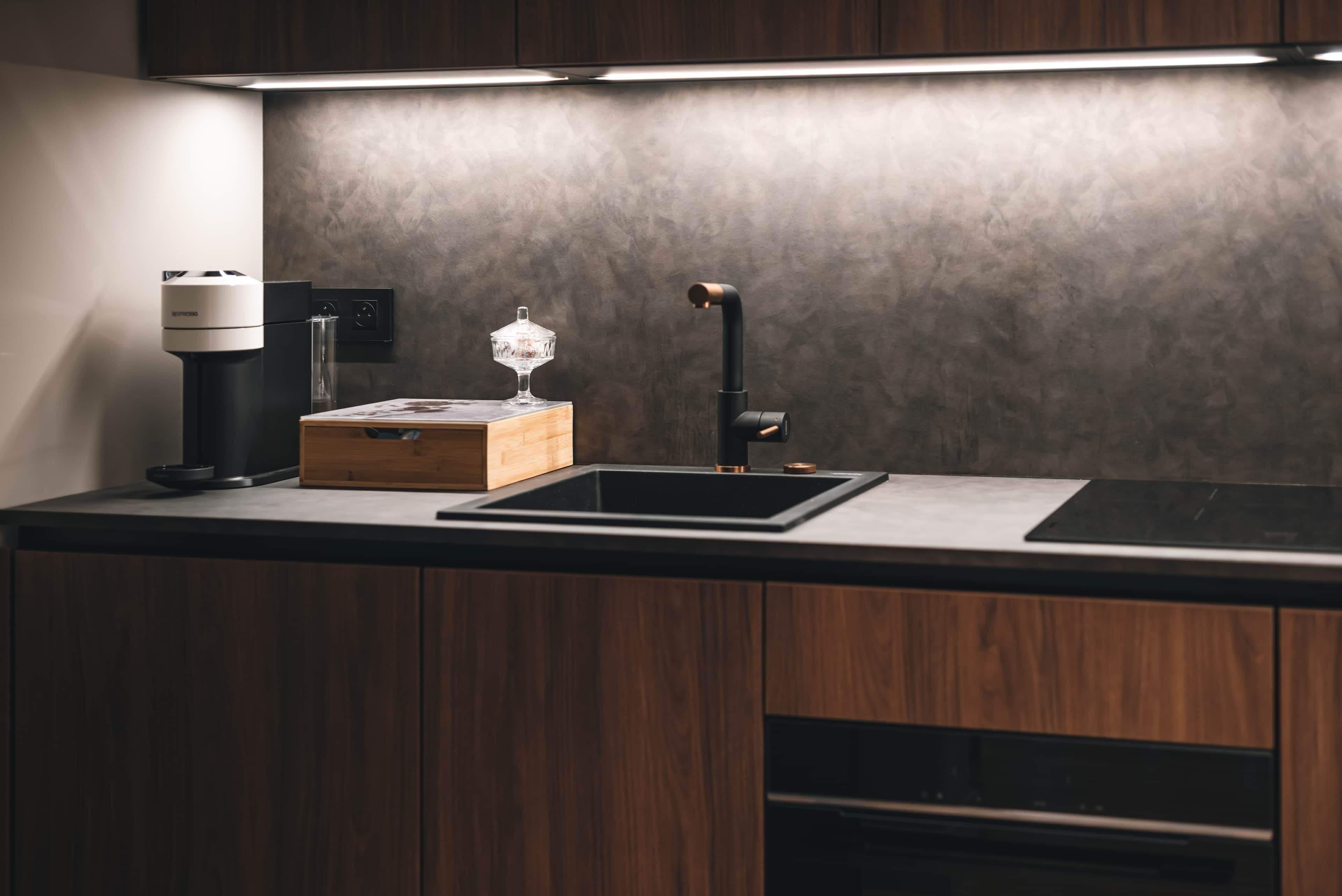 Een koelkast, een microgolfoven, een oven, een broodrooster