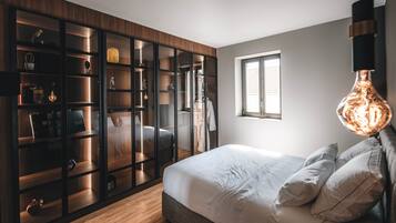 In-room safe, iron/ironing board, WiFi, bed sheets