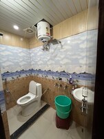 Comfort Double Room | Bathroom | Shower, towels
