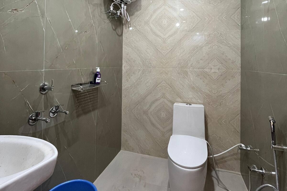 Ein Badezimmer mit Toilette, Bidet, Waschbecken und Dusche.