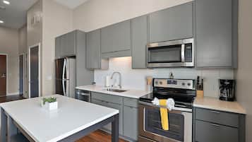 Studio | Privékeuken | Een koelkast, een microgolfoven, een oven, een kookplaat