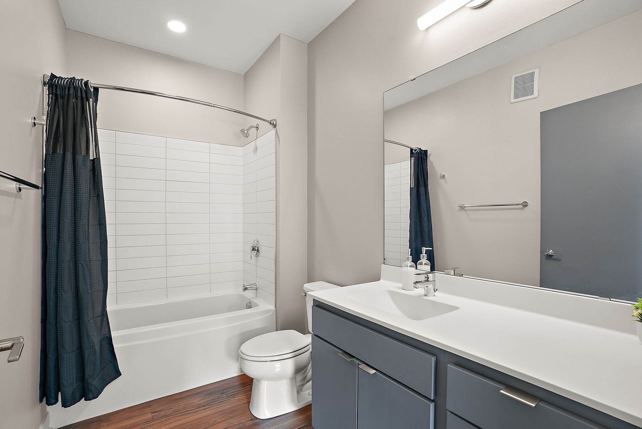 Un baño moderno con bañera, inodoro y tocador.