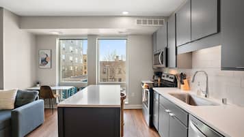 Studio | Eget kjøkken | Kjøleskap, mikrobølgeovn, ovn og kokeplater