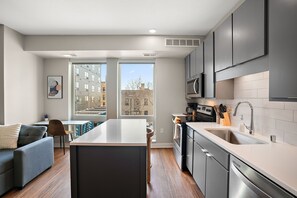 Estudio | Cocina privada | Refrigerador, microondas, horno y parrilla de estufa