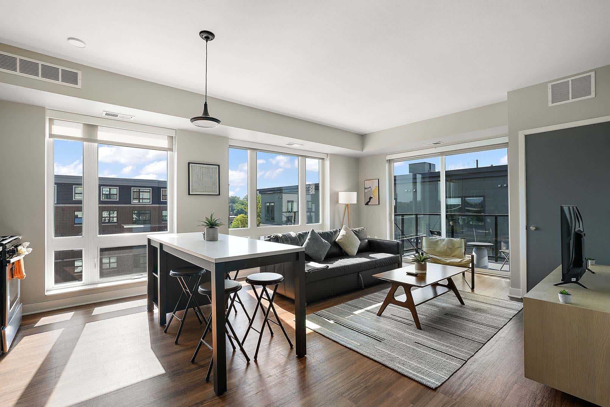 Lägenhet | Vardagsrum | 42-tums smart-tv med digitalkanaler och streamingtjänster