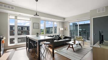 Lägenhet | Vardagsrum | 42-tums smart-tv med digitalkanaler och streamingtjänster