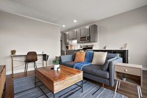 Estudio | Zona de estar | Smart TV de 42 pulgadas con canales digitales, servicios de streaming