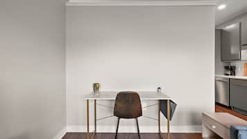 Studio | Desk, laptop workspace, iron/ironing board, free WiFi