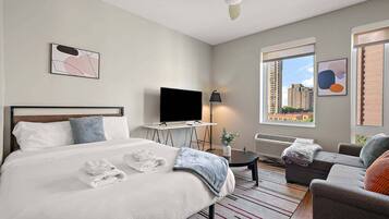 Studio | Meja, ruang kerja komputer riba, seterika/papan seterika, Wi-fi percuma