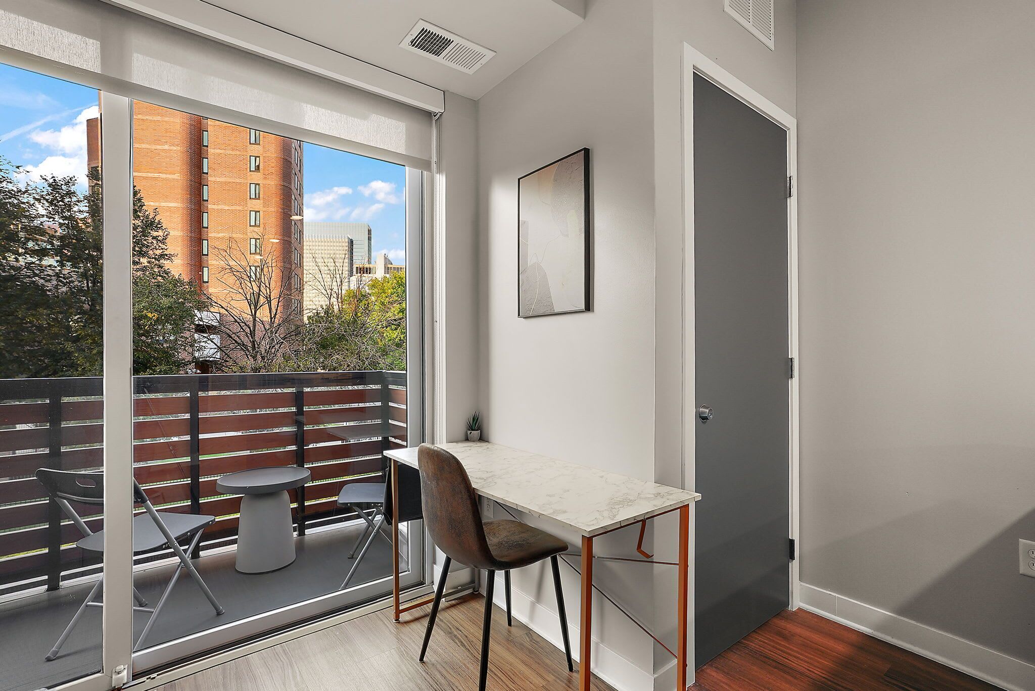 Studio | Een bureau, een laptopwerkplek, een strijkplank/strijkijzer, gratis wifi