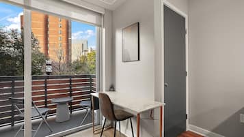 Studio | Een bureau, een laptopwerkplek, een strijkplank/strijkijzer, gratis wifi