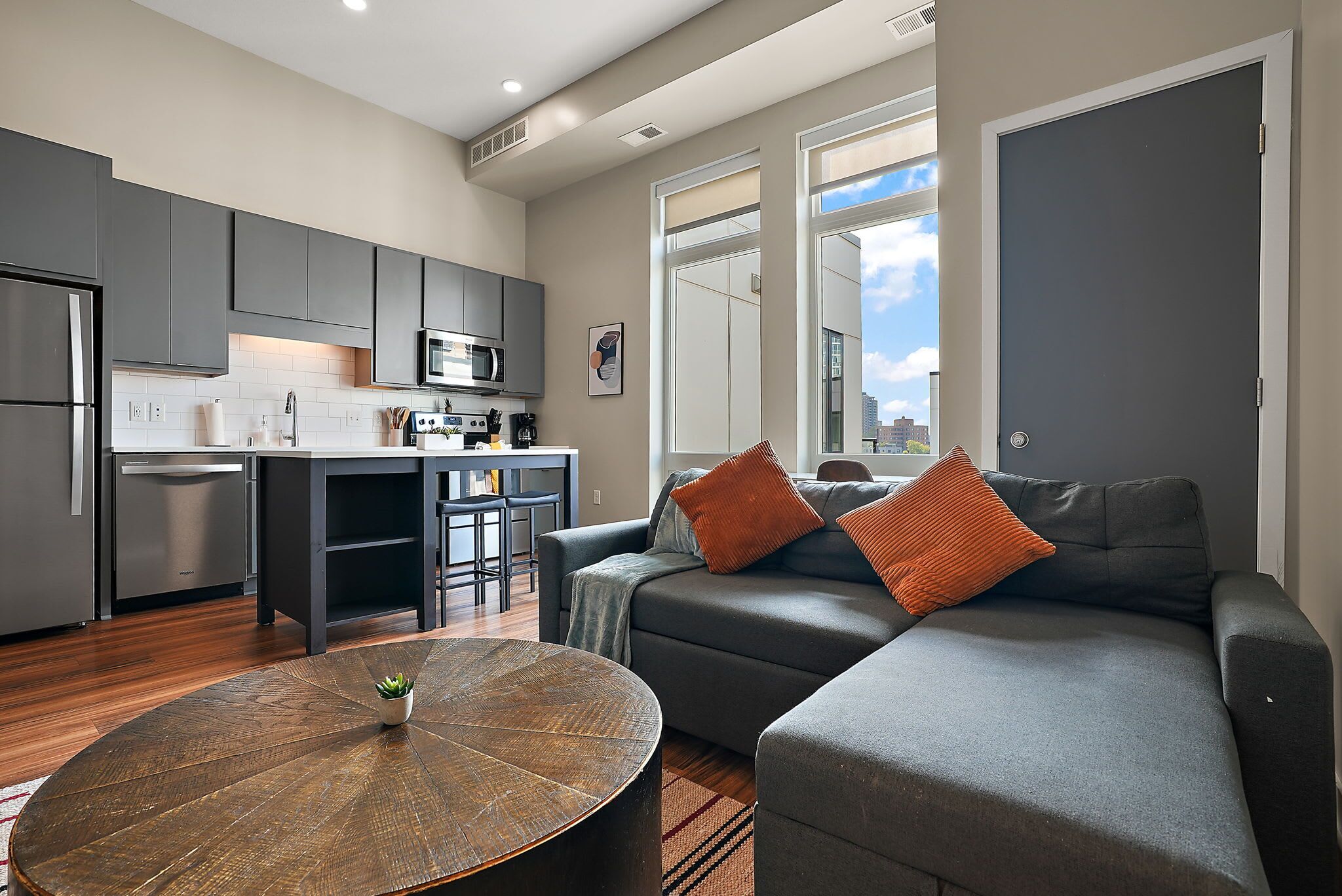 開放式客房 | 起居區 | 42-吋智慧型電視、數位頻道、串流服務