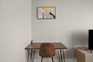 스튜디오 | 거실 공간 | 디지털 채널 시청이 가능한 42인치 스마트 TV, 스트리밍 서비스