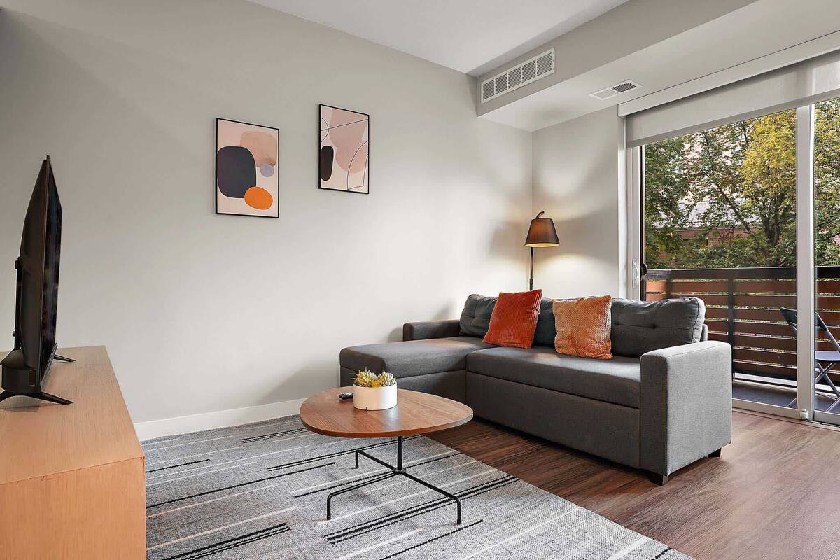 Estudio estándar, 1 cama de matrimonio | Zona de estar | Smart TV de 42 pulgadas con canales digitales, servicios de streaming